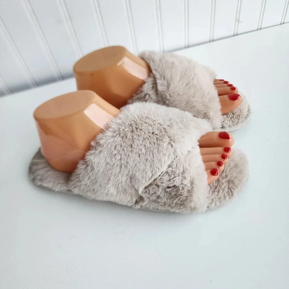 Rachel Roy fluffy Faux Fur Crossover Slippers Women's Beige M (7-8)